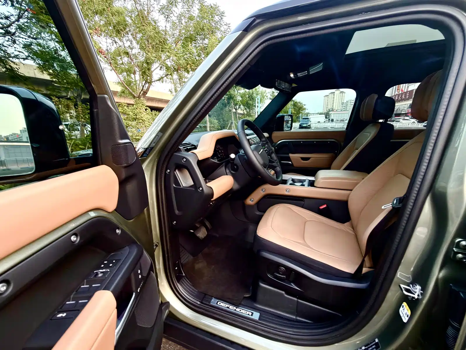 Photo 9 - Land Rover Defender