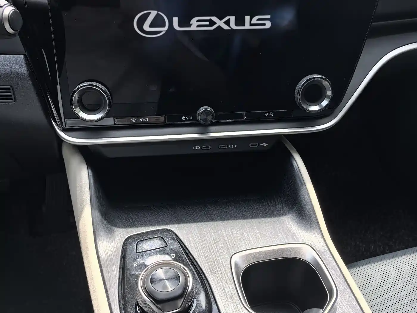 Lexus RZ 2023 450e 4WD Deluxe фото 17