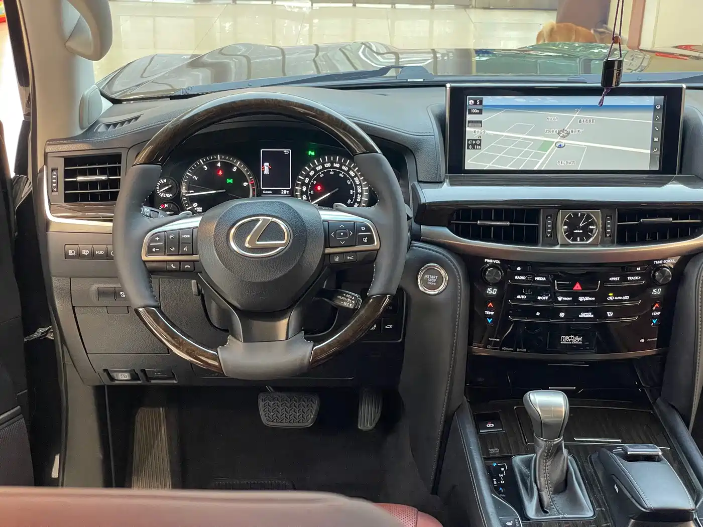 Фото 22 - Lexus LX