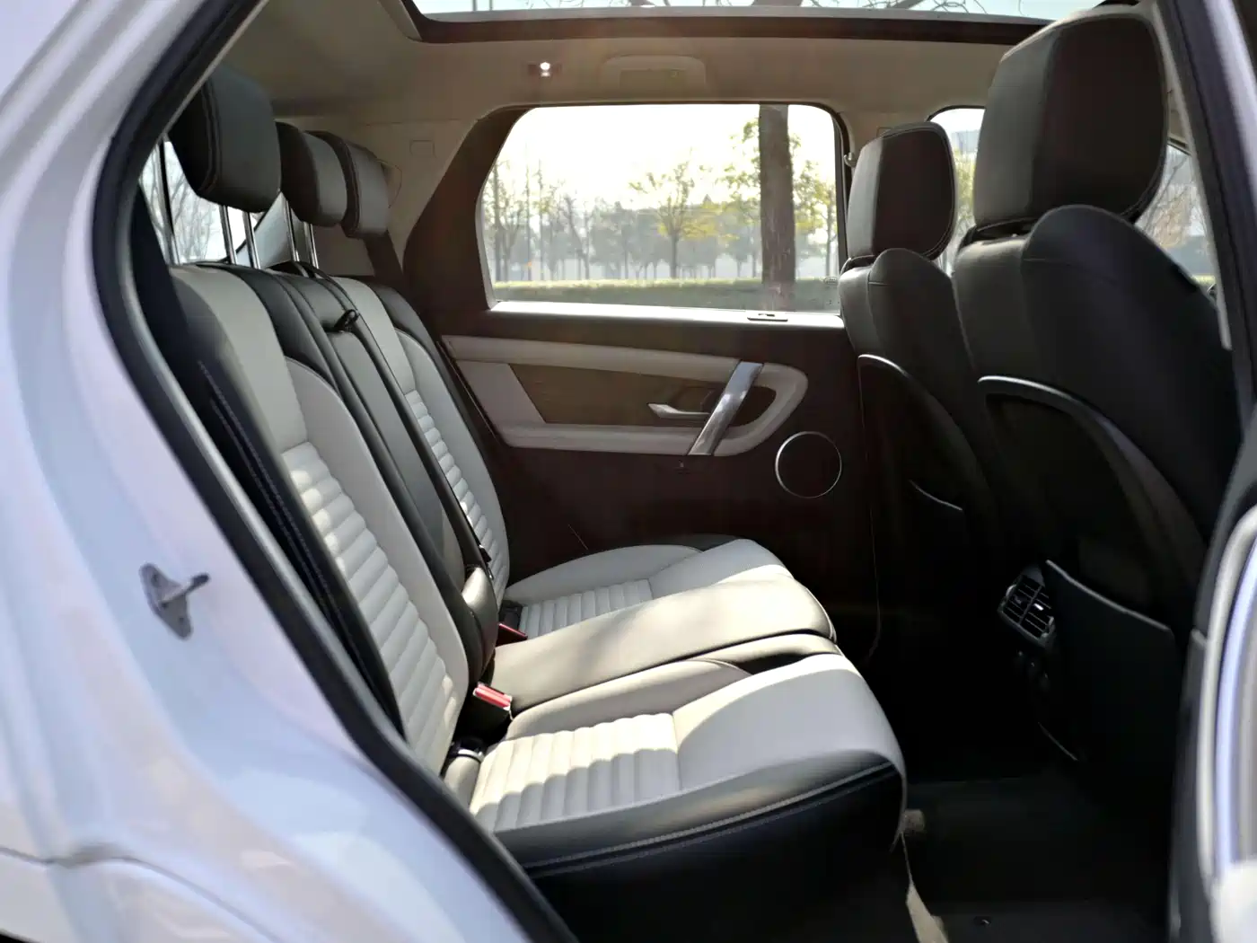 LAND ROVER DISCOVER NEW ENERGY SOURCES FOR SPORTS