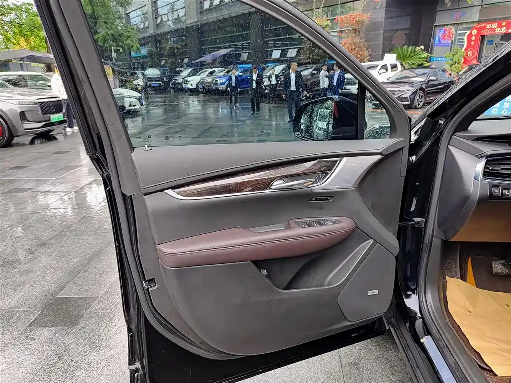 CADILLAC XT6
