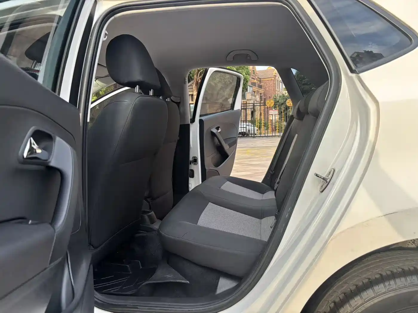 Volkswagen Polo 2016 1.4L Automatic Trend фото 13