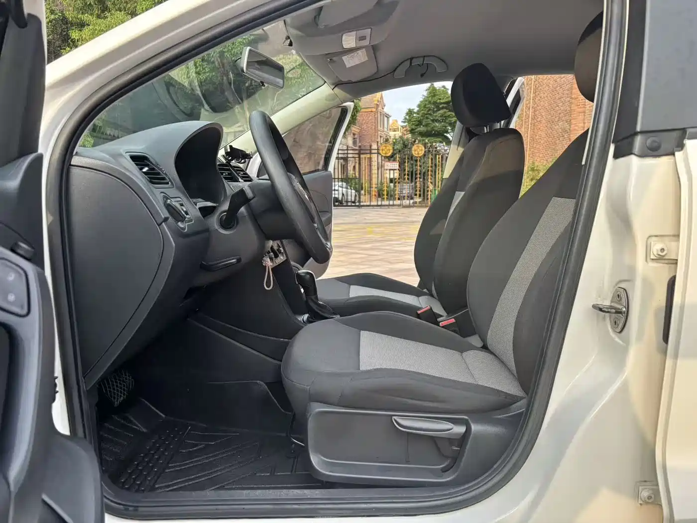 Volkswagen Polo 2016 1.4L Automatic Trend фото 12
