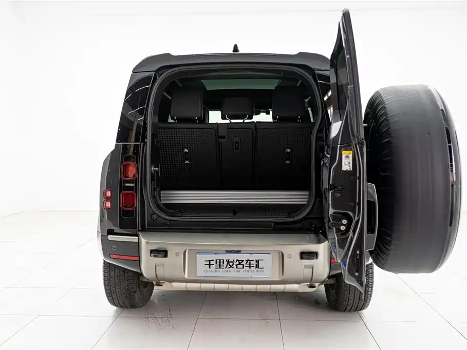 Land Rover Defender 2023 Model 90 2.0T P300 X-DYNAMIC HSE фото 9