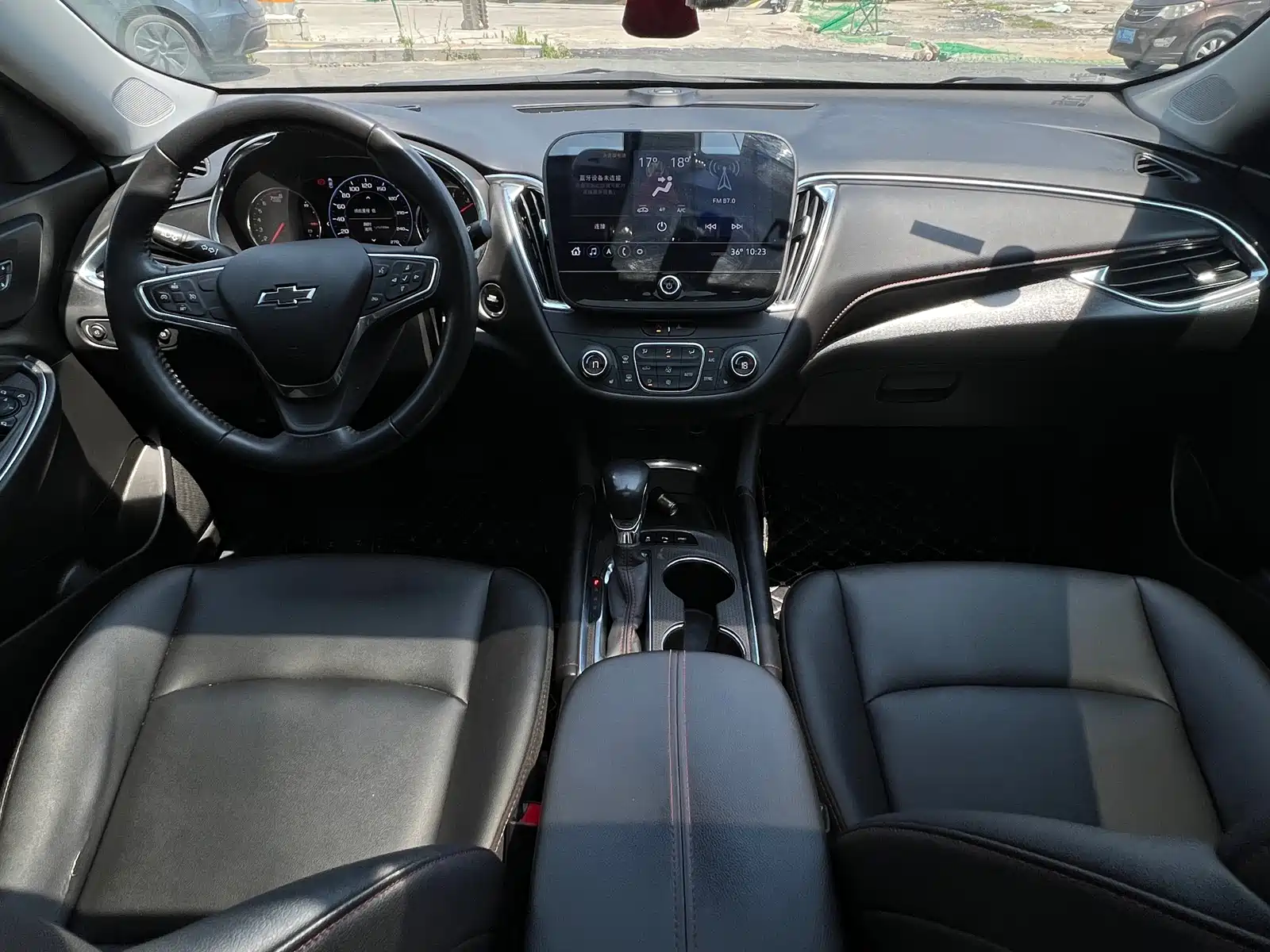 Photo 13 - Chevrolet Malibu XL