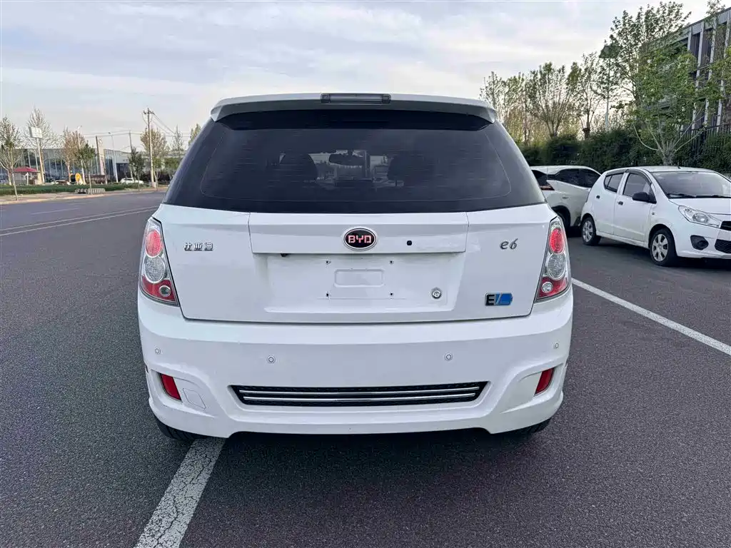 BYD E6