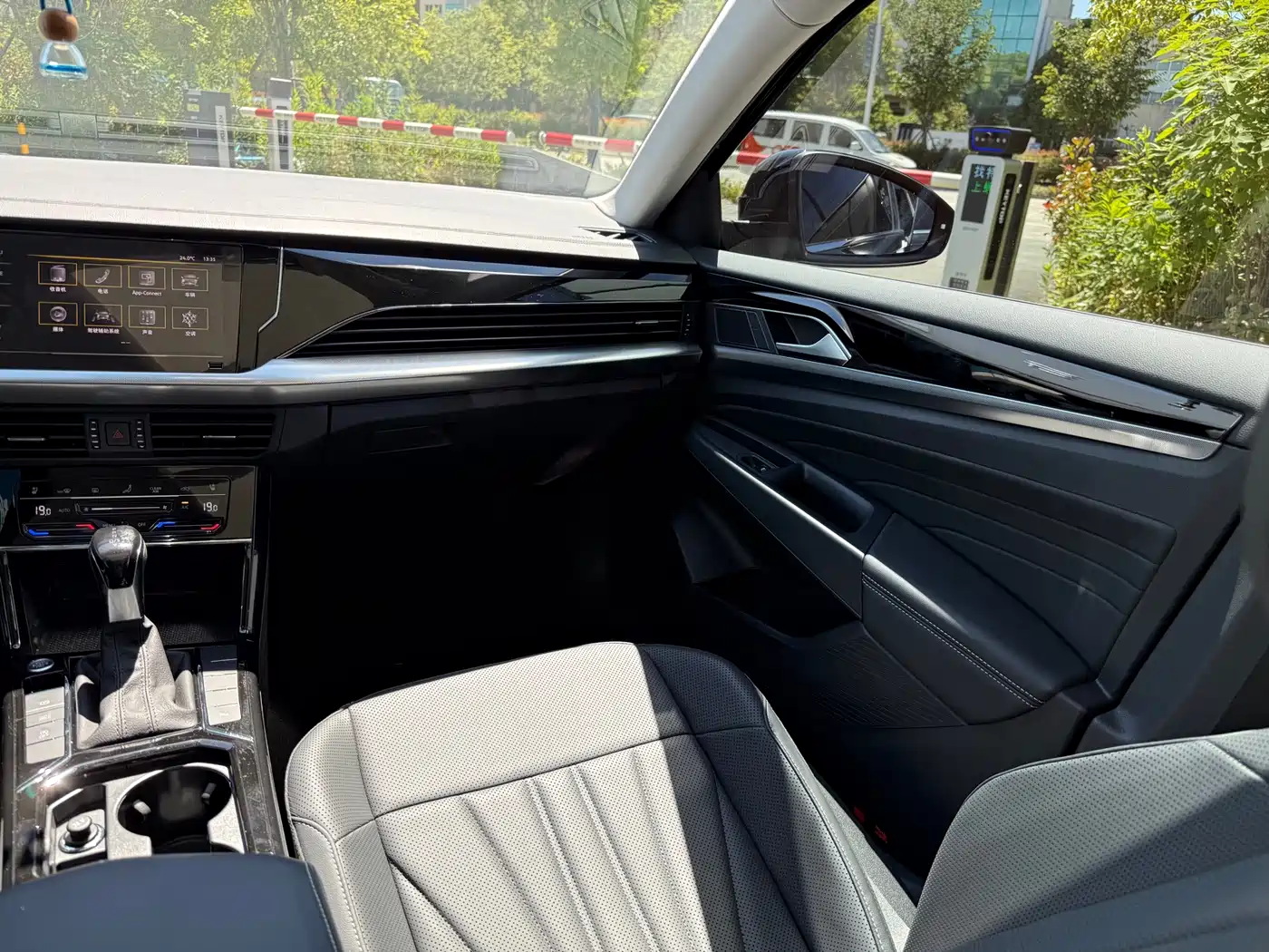 Volkswagen Passat 2024 380TSI Starlight Luxury Edition фото 12