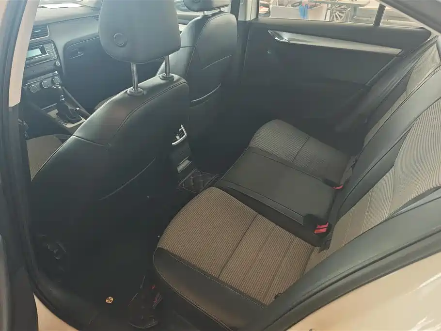 Škoda Octavia 2016 1.6L Automatic Pioneer Edition фото 11