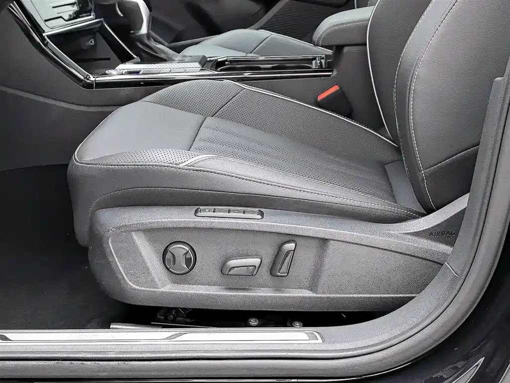 Volkswagen Passat 2024 380TSI Luxury фото 20