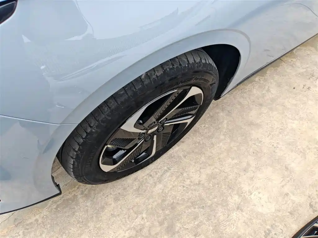 Geely Galaxy Galaxy L6 2025 EM-i 140km Explorer+ Edition фото 23