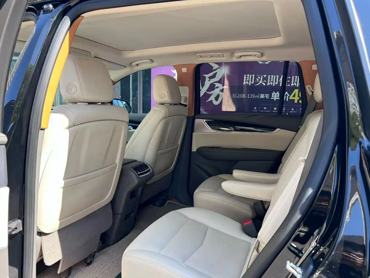 Photo 4 - Cadillac XT6