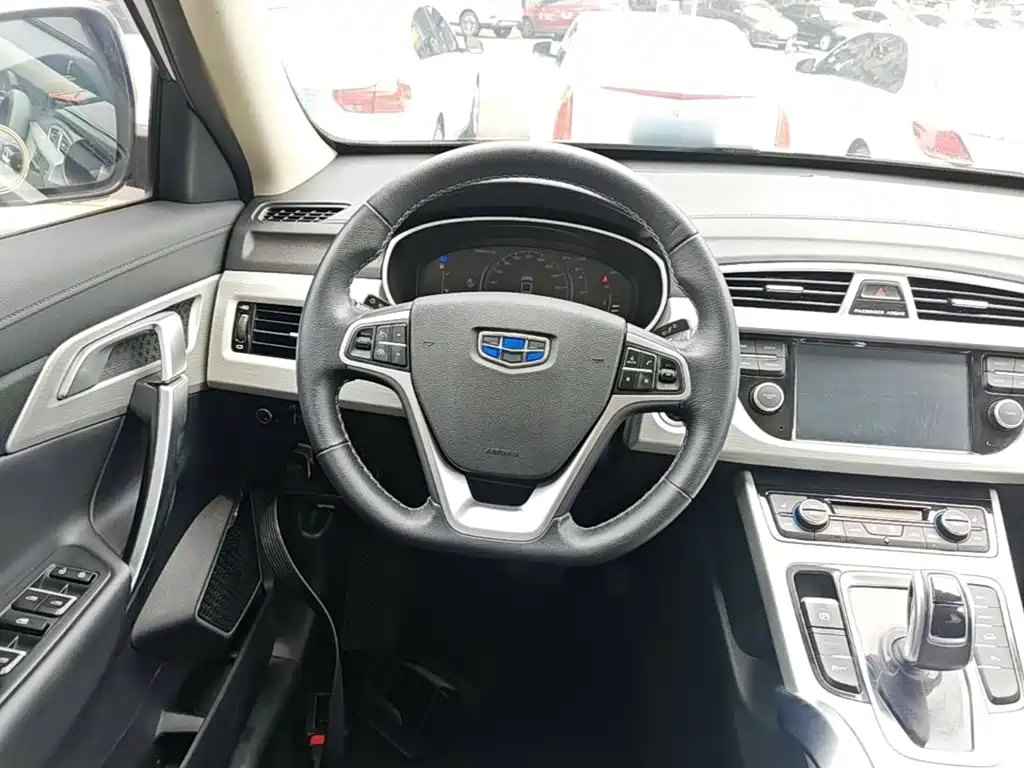 Фото 11 - Geely Atlas