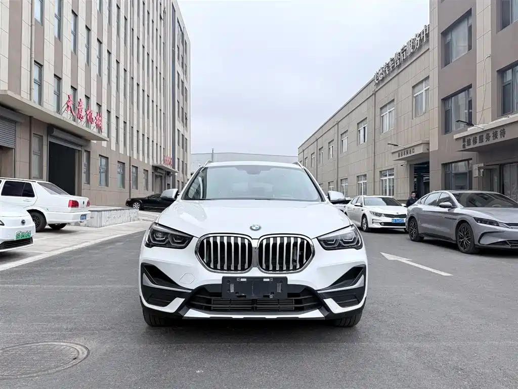 BMW X1 2022 sDrive20Li Fashion фото 2