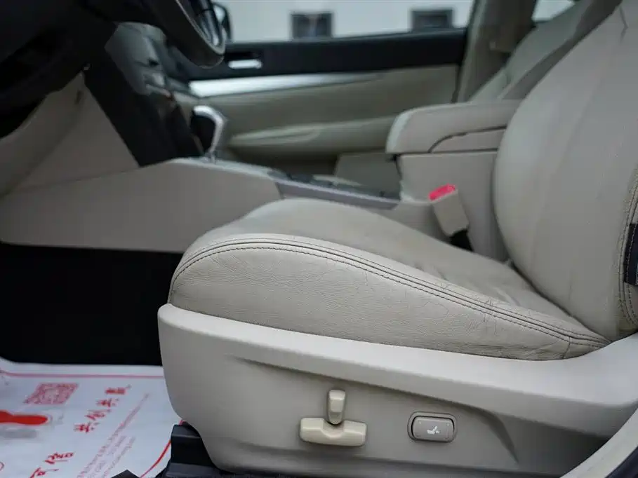 Subaru Legacy 2010 Model 2.0i Luxury фото 30