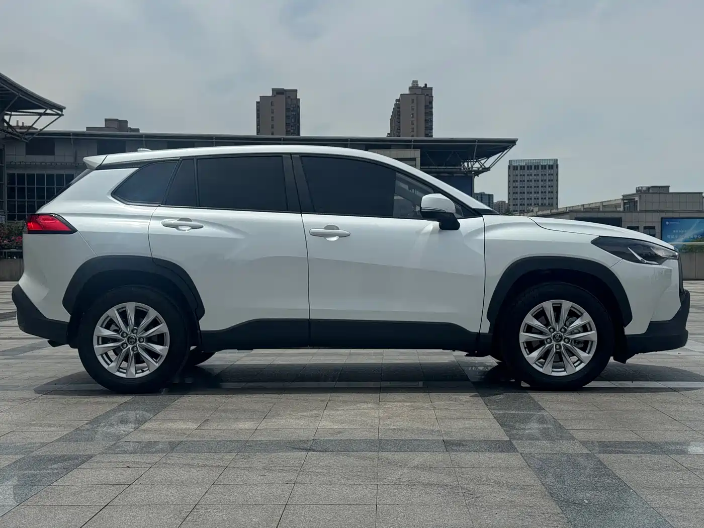 Toyota Corolla Cross 2024 Model 2.0L Pioneer Edition фото 4