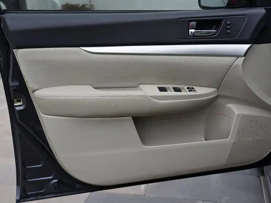 Subaru Legacy 2010 Model 2.0i Luxury фото 17