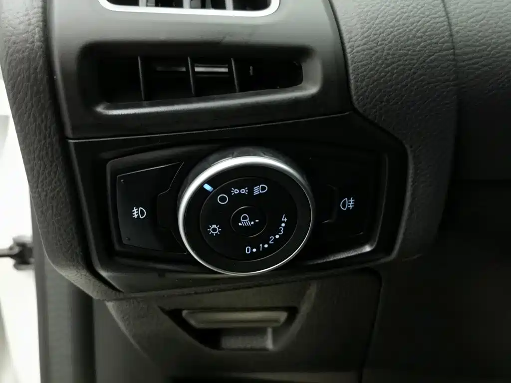 Фото 21 - Ford Focus