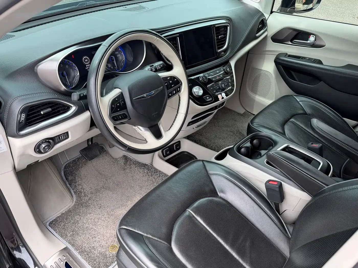Chrysler Grand Voyager (Import) 2018 2017 3.6L Premium Edition