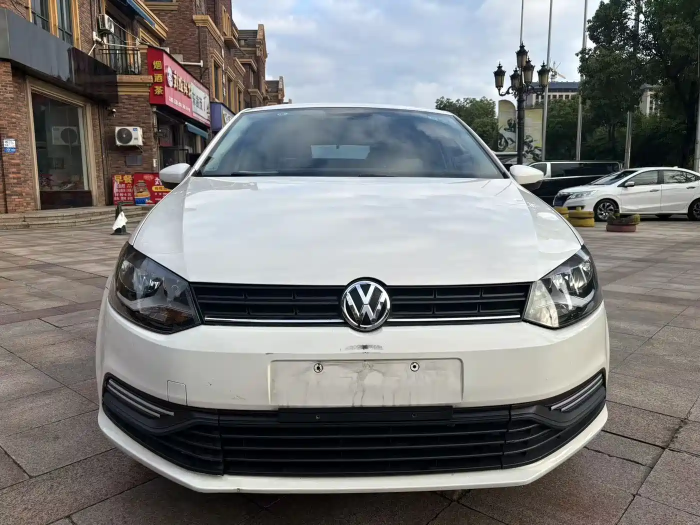 Volkswagen Polo 2016 1.4L Automatic Trend фото 2