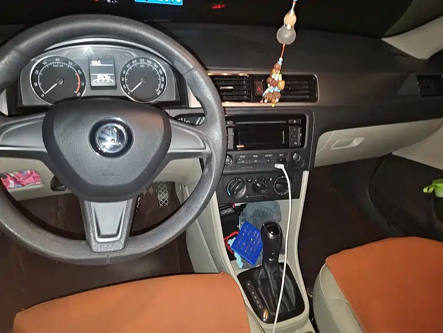 Škoda Skoda Rapid Spaceback 2014 1.6L Automatic Joy Edition фото 12