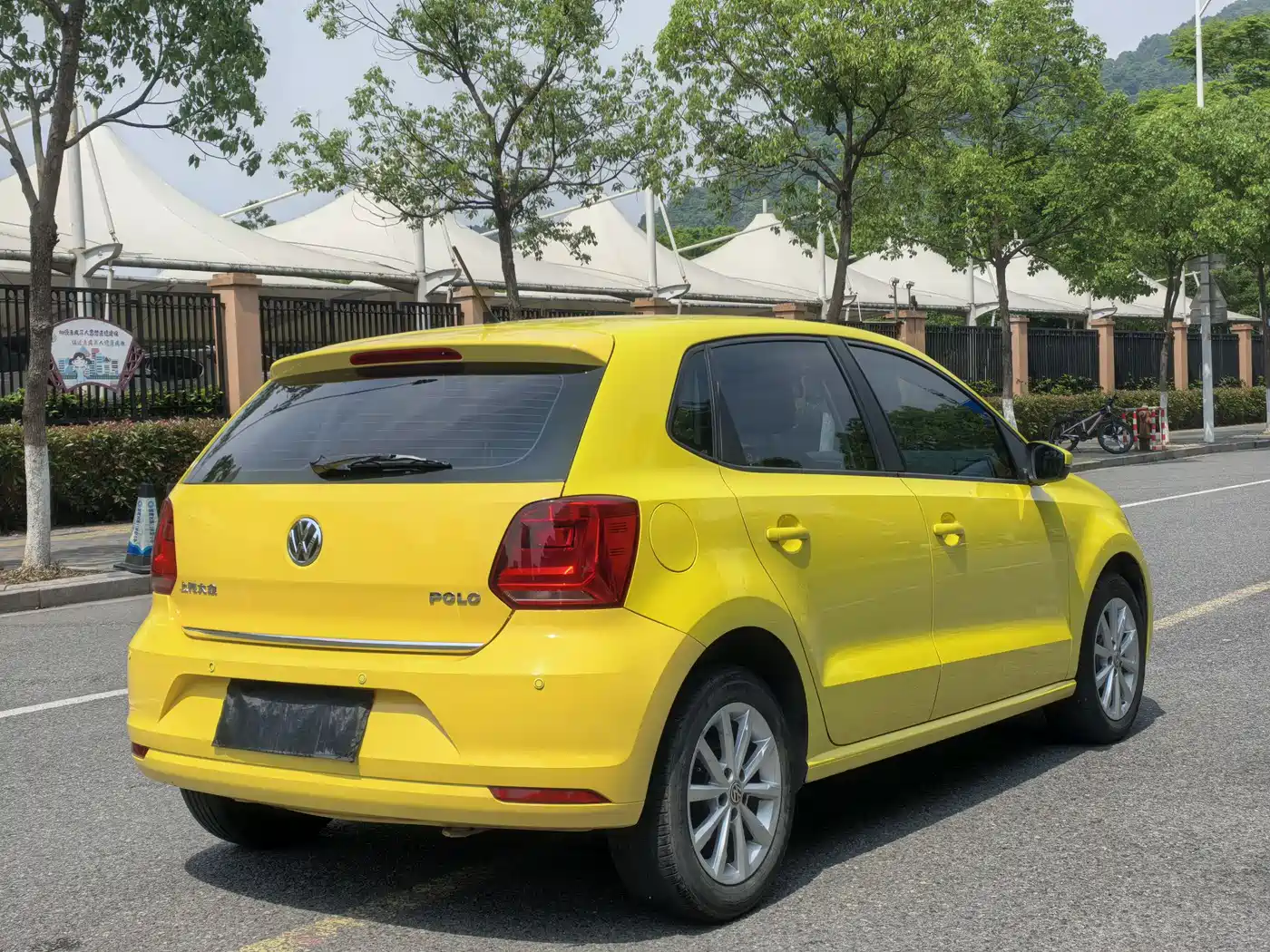 Volkswagen Polo 2014 1.6L Automatic Luxury Edition фото 9