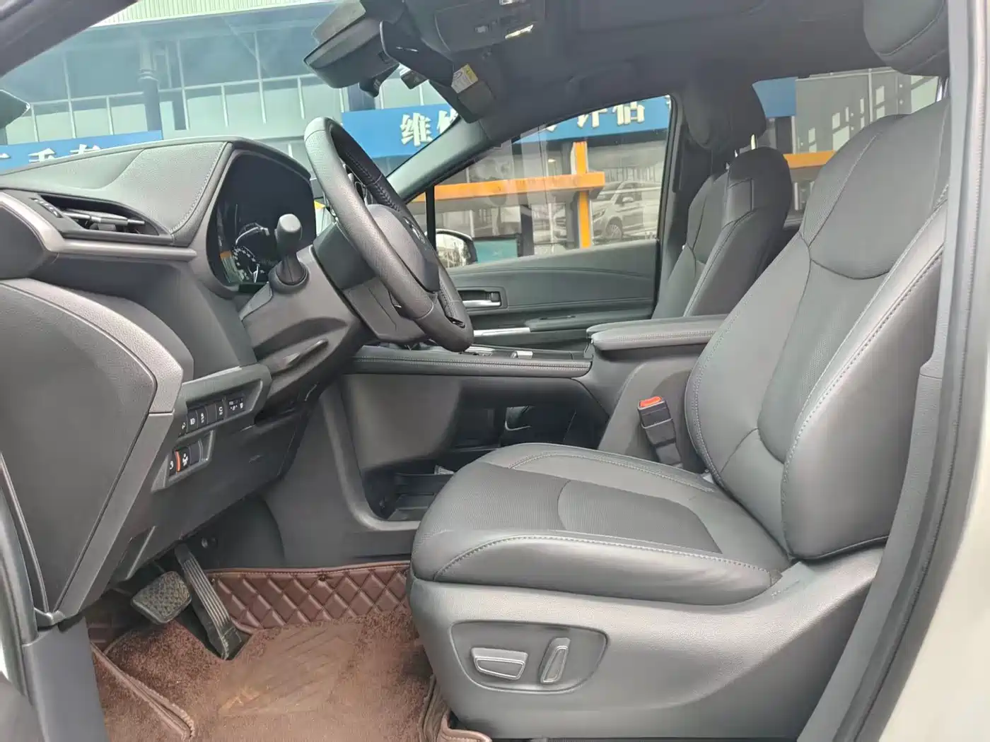 Toyota Sienna 2024 2.5L Hybrid 4WD Premium Edition фото 4