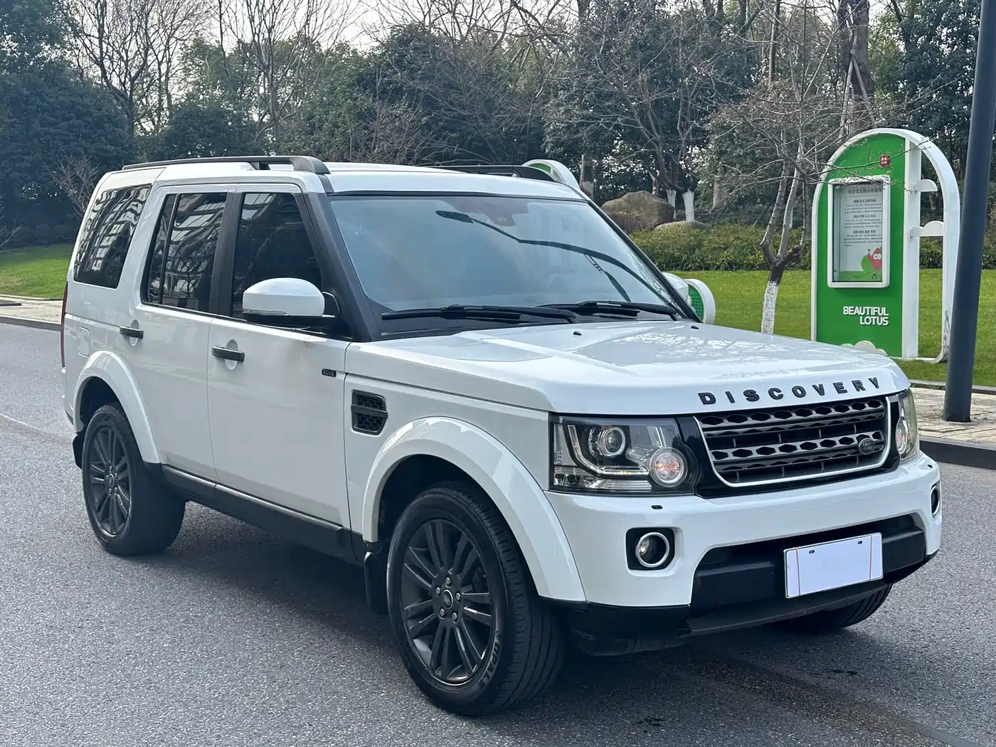 Land Rover Discovery 2015 3.0 SC V6 SE фото 3