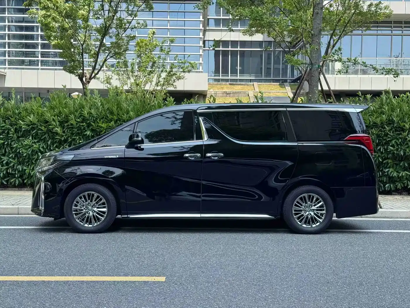 Toyota Alphard 2021 Hybrid 2.5L Ultimate фото 13