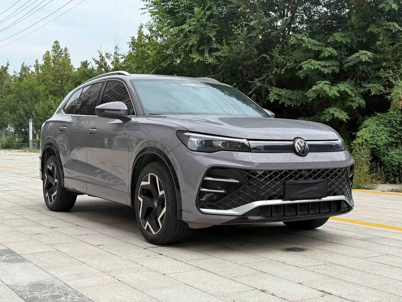 Photo 1 - Volkswagen Tiguan L