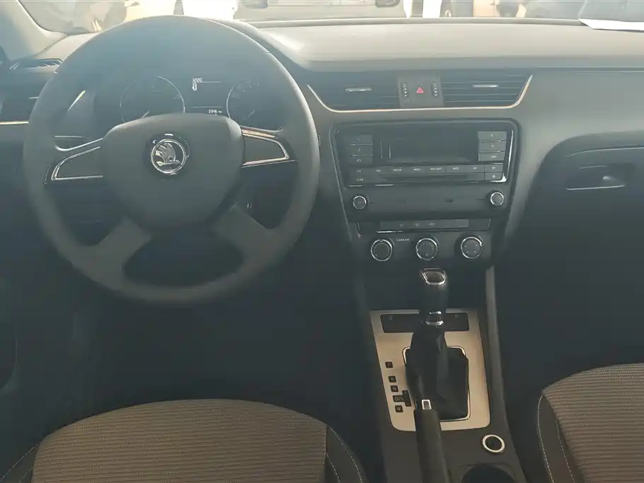 Škoda Octavia 2016 1.6L Automatic Pioneer Edition фото 12
