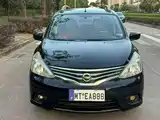 Photo 2 - Nissan Livina