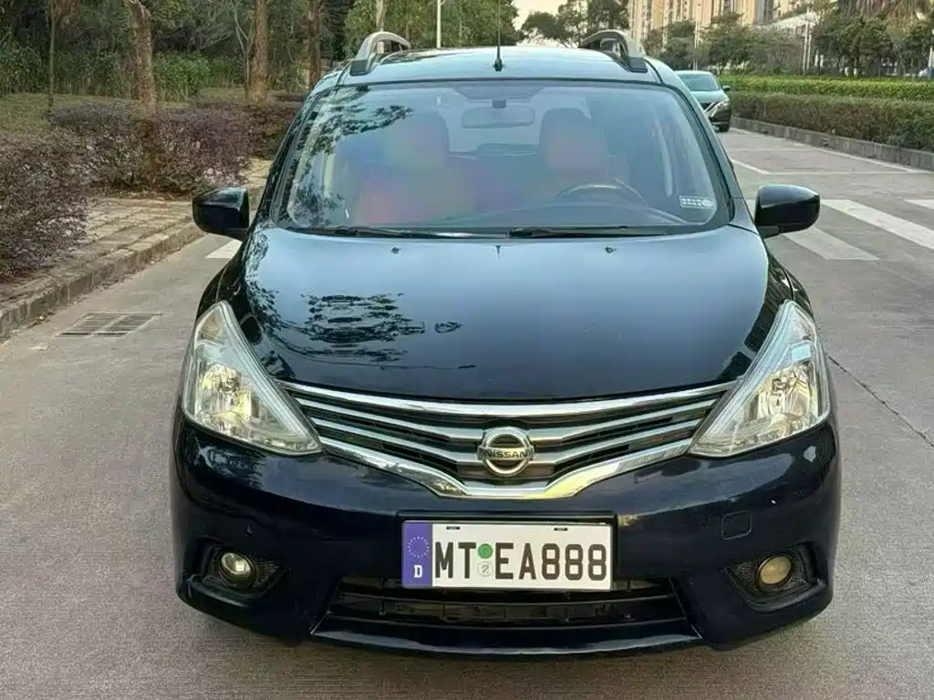 Photo 2 - Nissan Livina