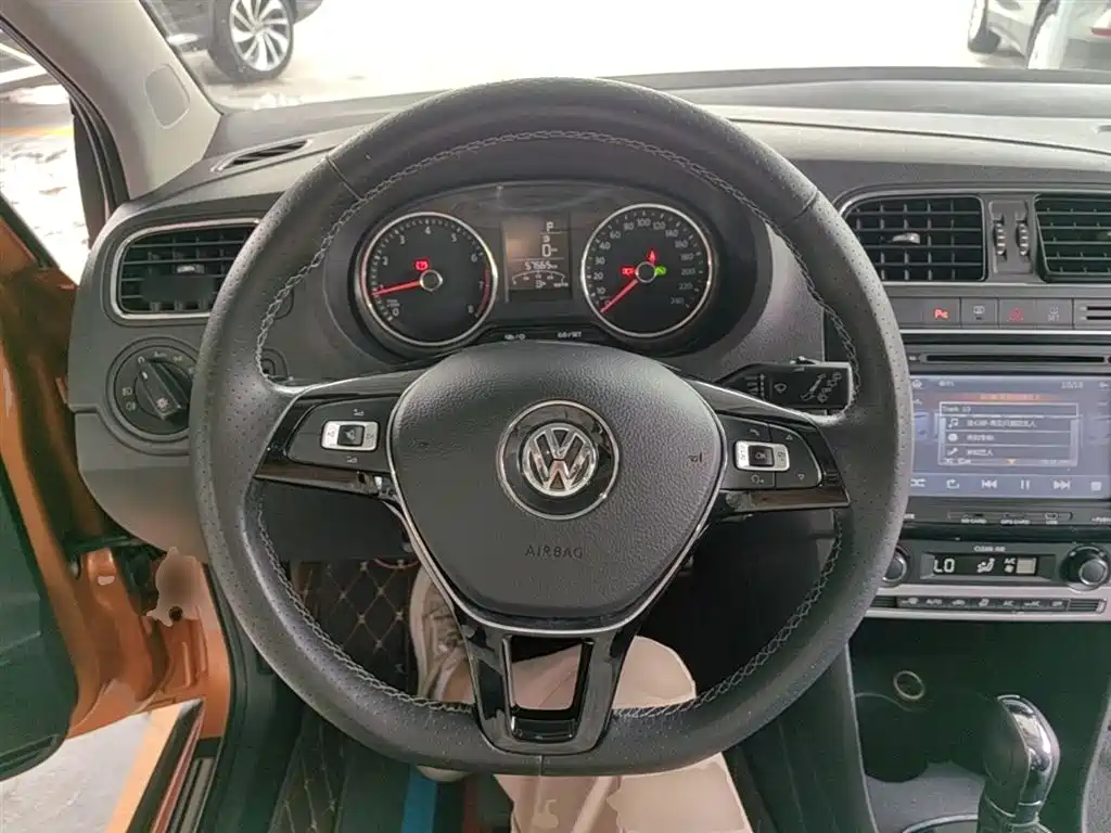 Volkswagen Polo 2016 1.6L Cross Polo Automatic фото 11