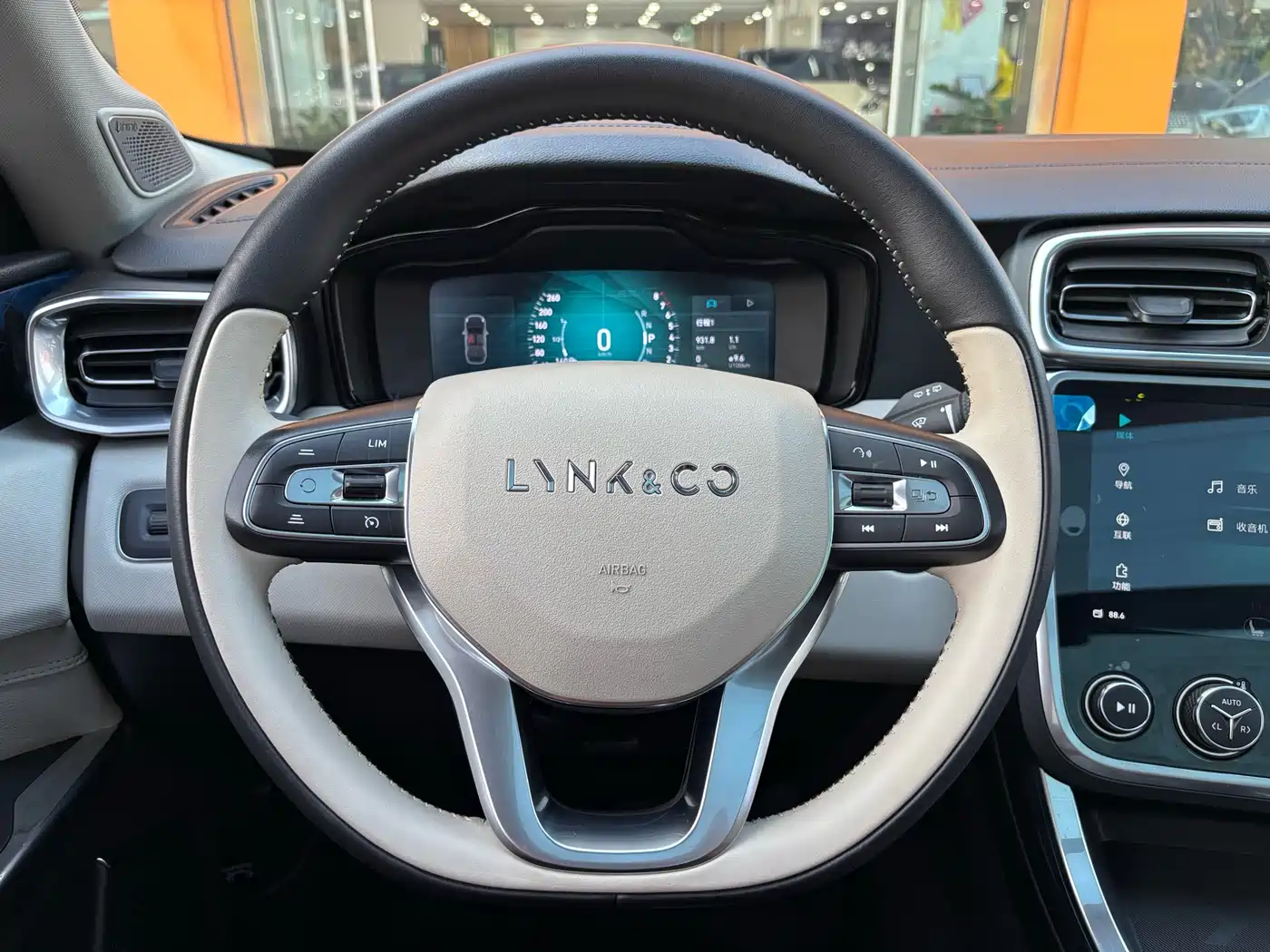 Lynk & Co 01 2017 2.0T 2WD Pro Shine Edition фото 17
