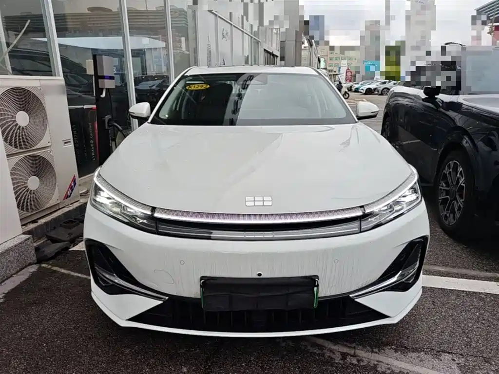 Geely Galaxy Galaxy A7 2025 EM-i 150km Long Voyage Edition фото 3