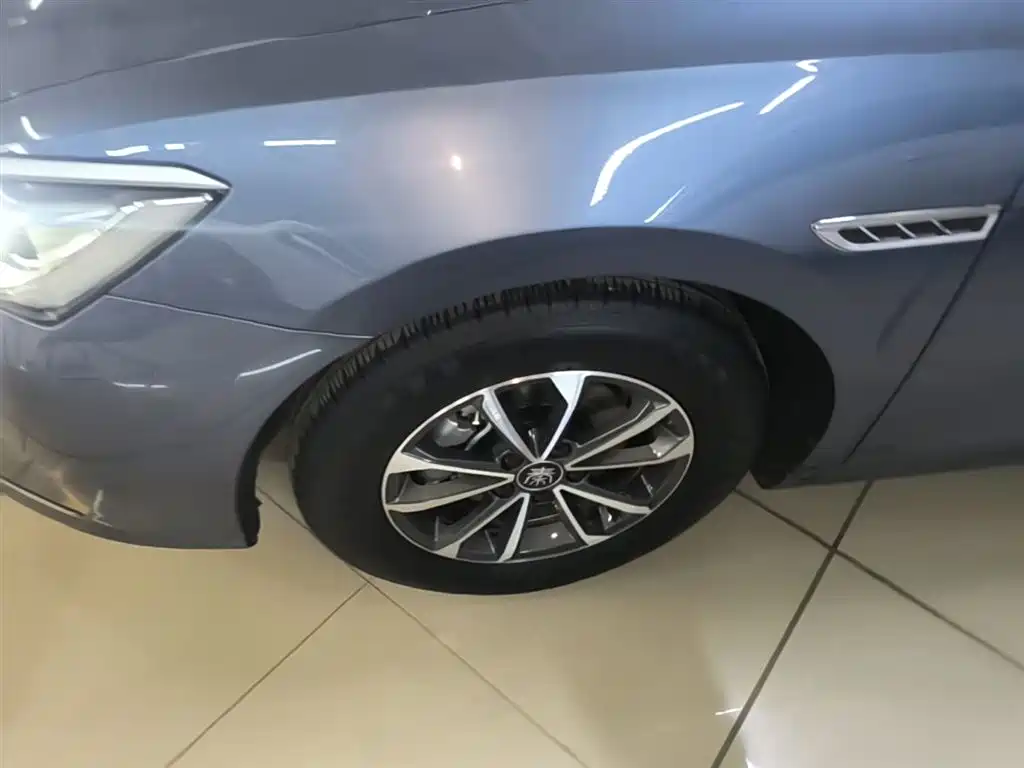 BYD Qin PLUS 2024 Glory Edition DM-i 55KM Leading фото 23
