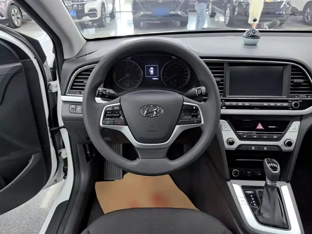 Hyundai Elantra 2016 Model 1.6L Automatic Smart Elite фото 11