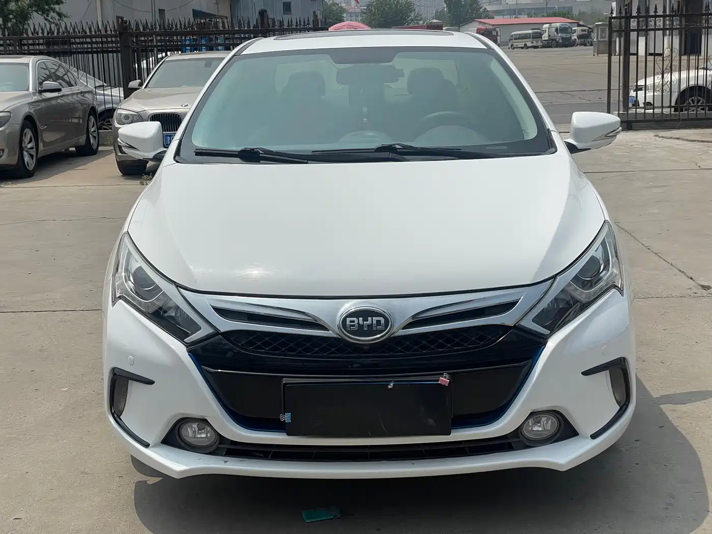 BYD Qin New Energy 2014 1.5T Cool Black Knight Flagship фото 2