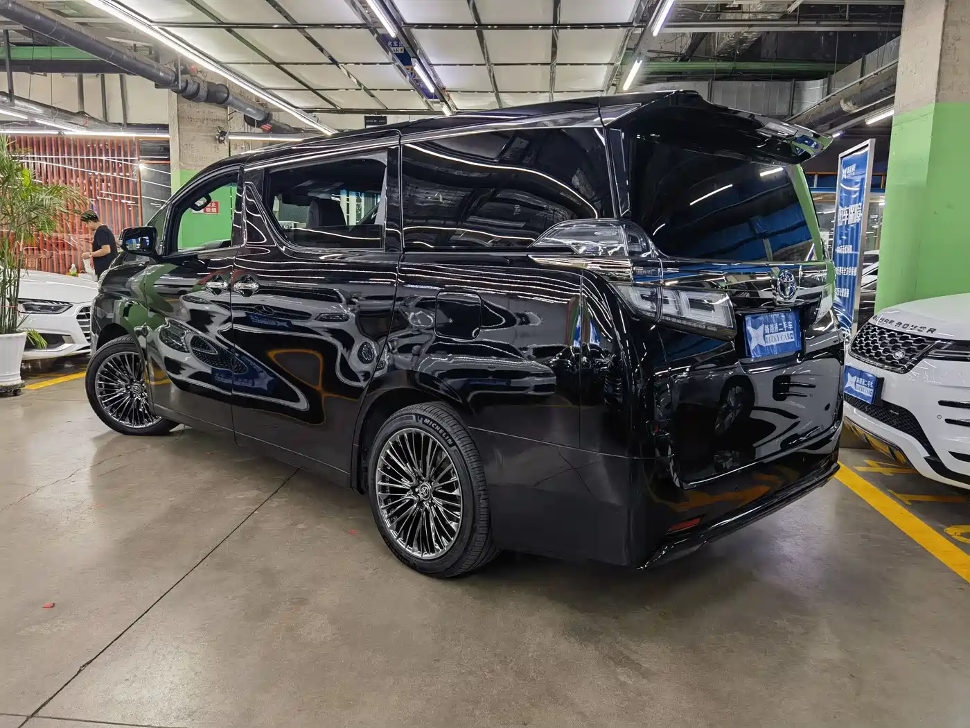 Toyota Vellfire 2021 Crown Hybrid 2.5L HV Premium Edition фото 6