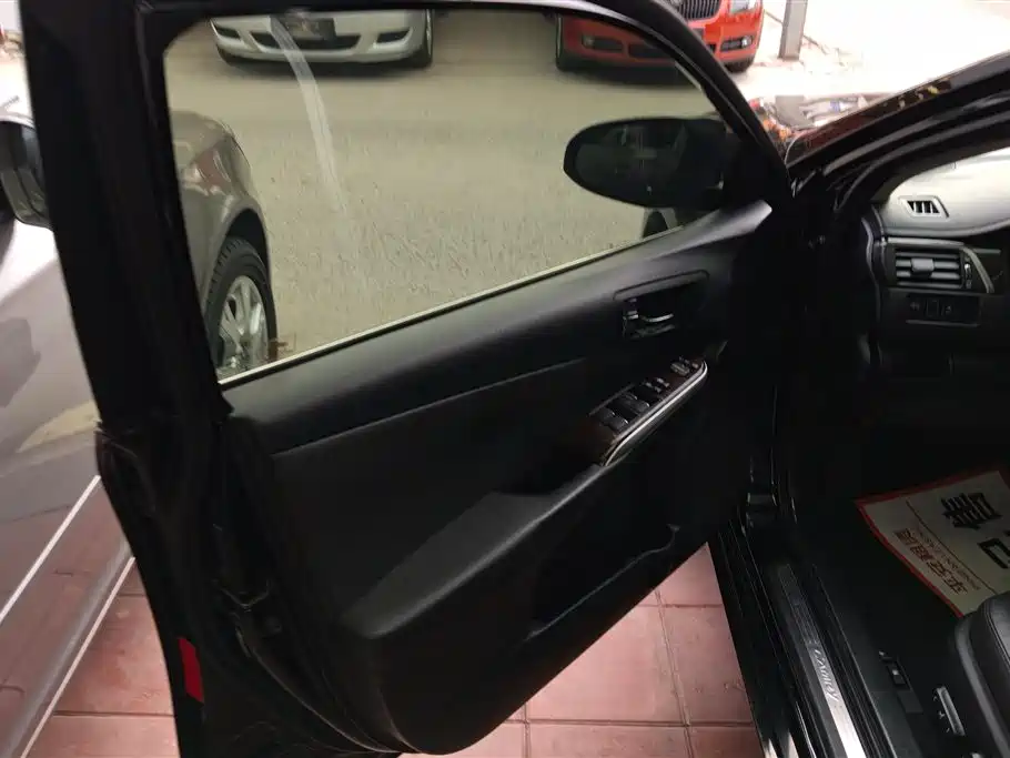 Toyota Camry 2016 2.0E 10th Anniversary Elite Edition фото 7