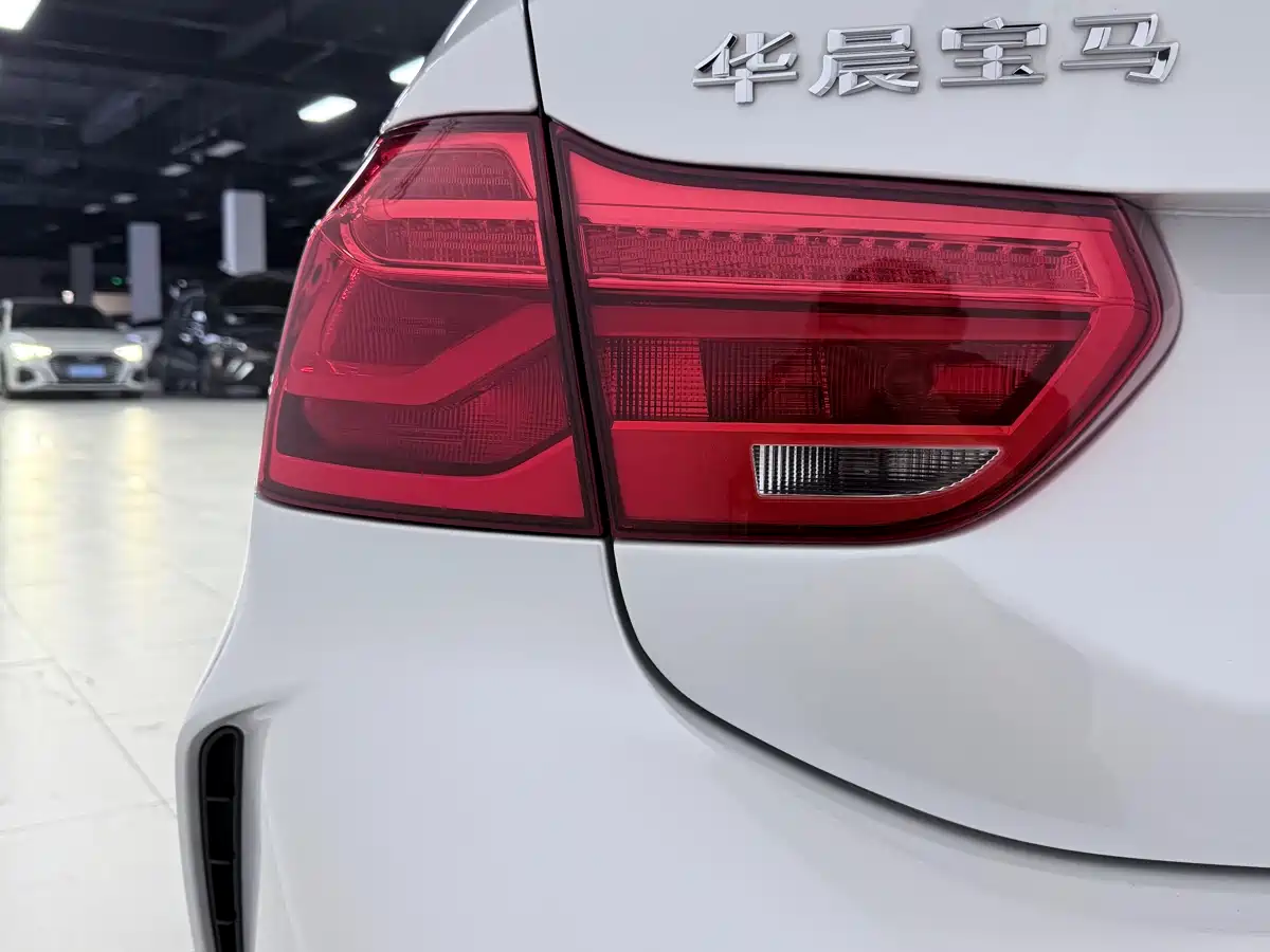 BMW 1 Series 2022 120i M Sport Shadow Edition фото 9
