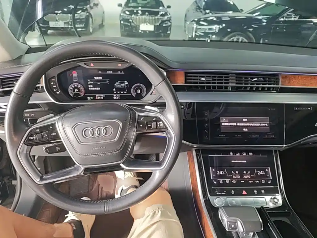 Фото 10 - Audi A8