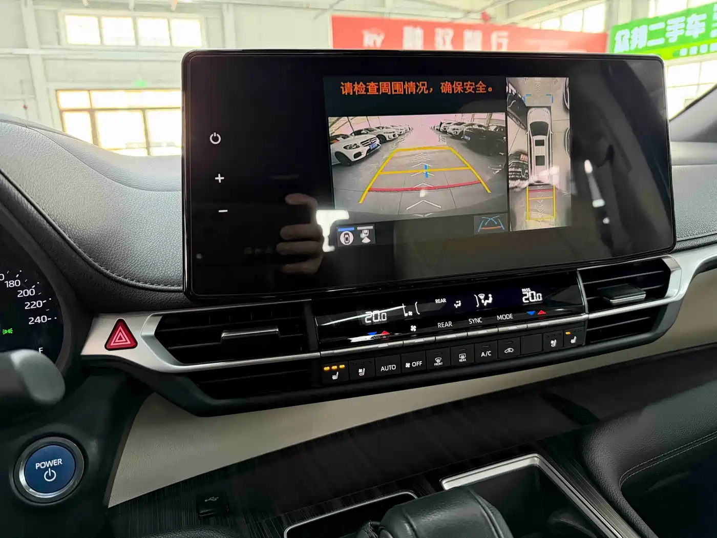 Toyota Sienna 2023 2.5L Hybrid Premium Edition фото 11