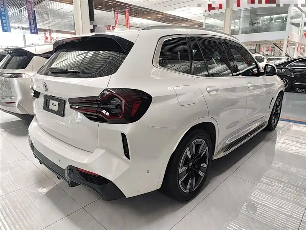 BMW iX3 2022 Leading Edition фото 7