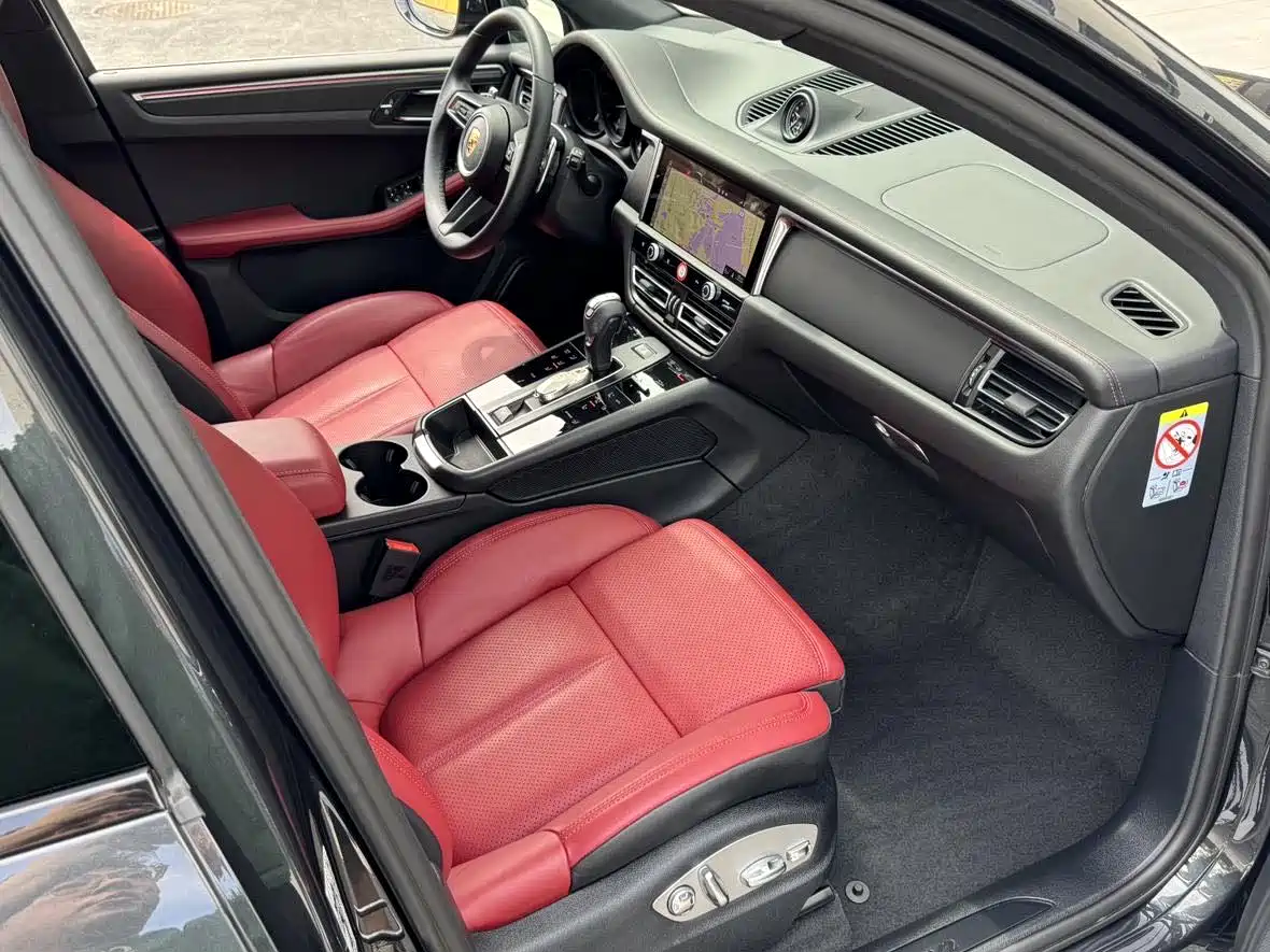 PORSCHE MACAN