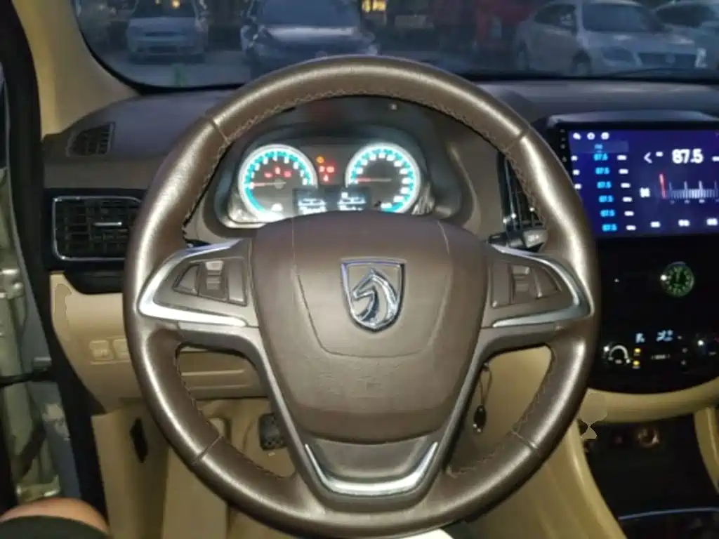 Baojun 730 2015 2014 1.5L Manual Luxury Navigation ESP Edition 7-Seater
