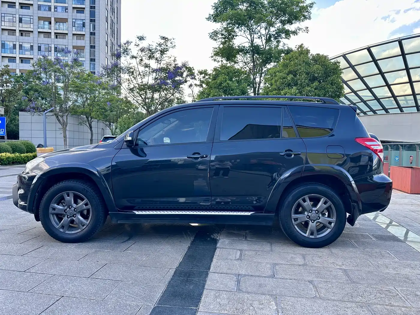 Toyota RAV4 Rongfang 2011 2.0L Manual Luxury Edition фото 4