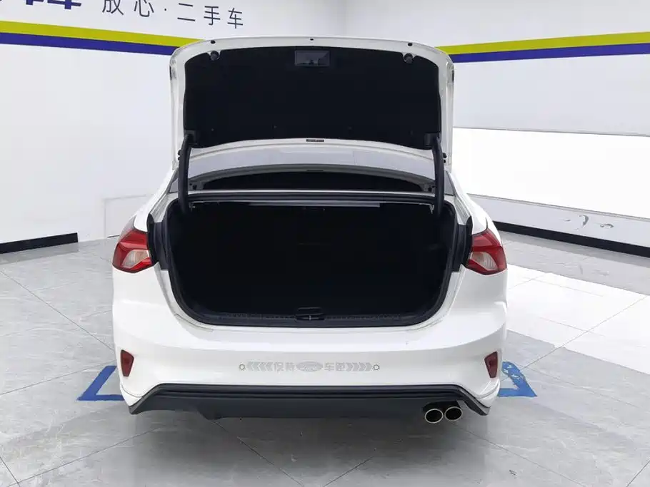 Ford Focus 2022 2021 Sedan EcoBoost 180 Auto ST Line