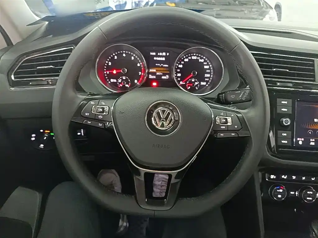 Volkswagen Tiguan L 2018 Facelift 330TSI Automatic 2WD Luxury Edition фото 11