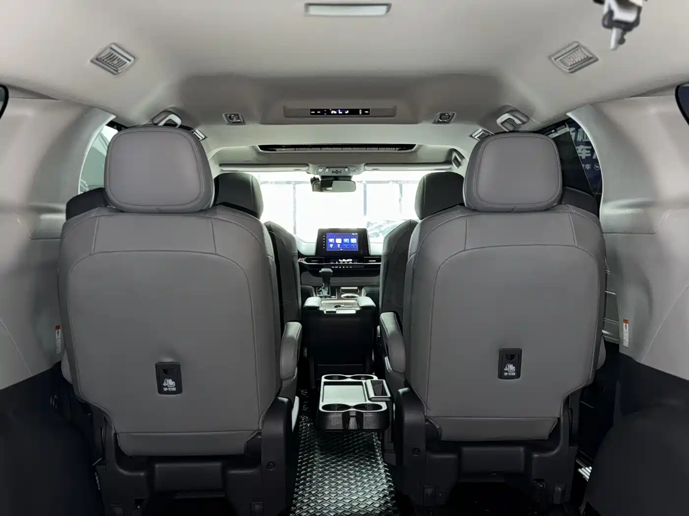 Toyota Granvia 2023 2.5L Hybrid Comfort Edition фото 12